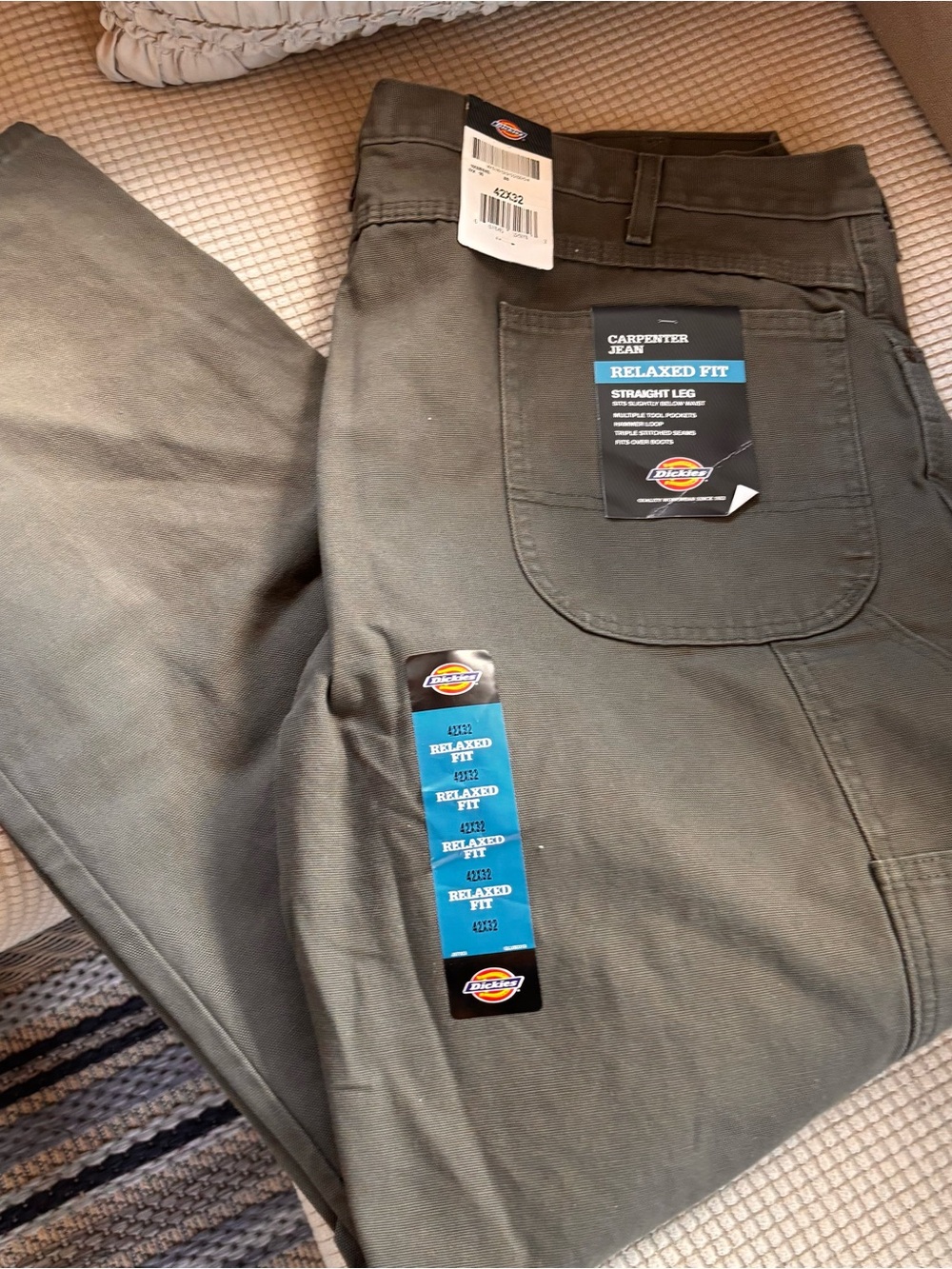 Dickies relaxed fit straight-leg carpenter jeans come in a moss green duck 42x32